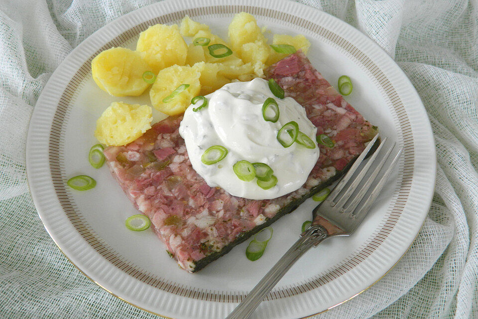 Sauce mit Kräuterquark zur Sülze