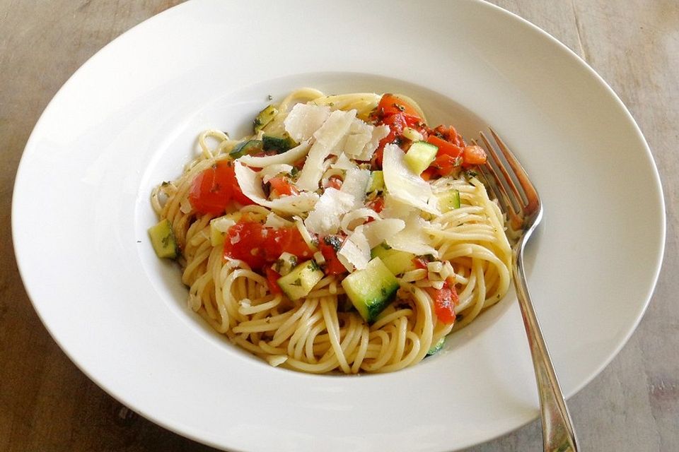 Spaghetti mit Tomaten und Zucchini