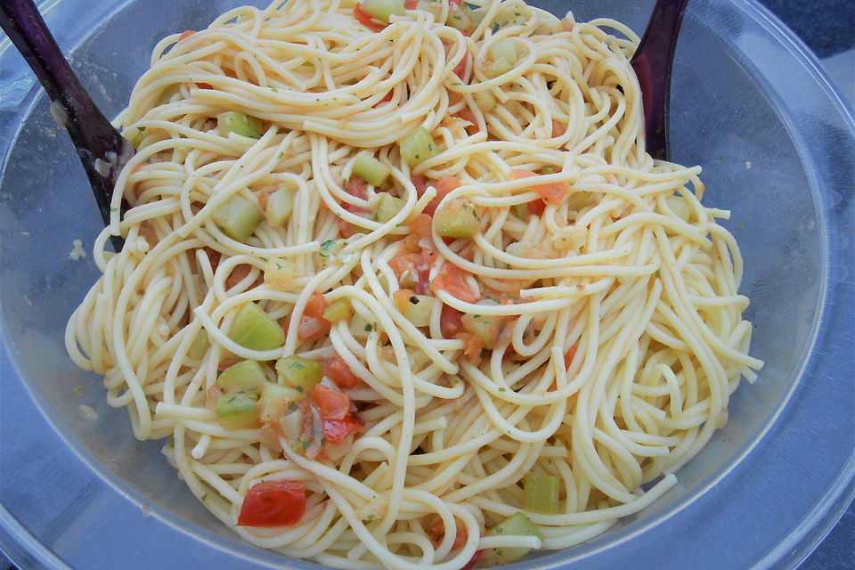 Spaghetti mit Tomaten und Zucchini