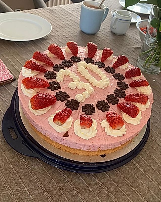 Erdbeer - Joghurt - Torte mit Schokobiskuit
