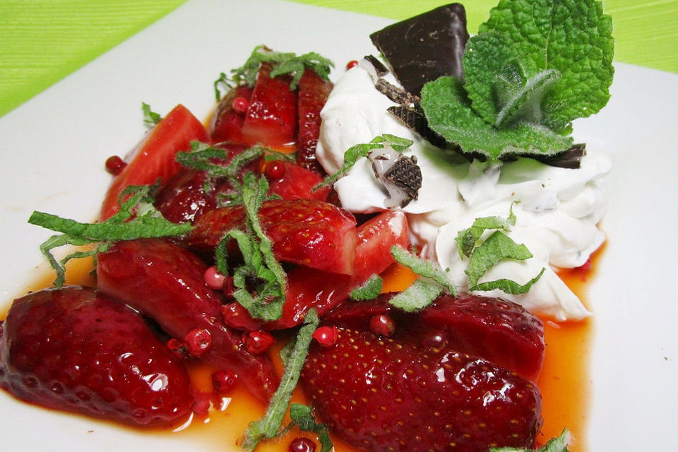 Roros umwerfende Erdbeerkomposition mit rosa Pfefferbeeren und After eight - Sahne
