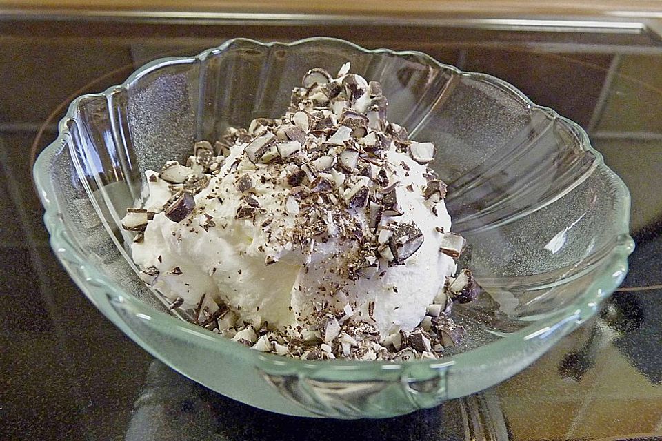 Roros umwerfende Erdbeerkomposition mit rosa Pfefferbeeren und After eight - Sahne Roros umwerfende Erdbeerkomposition mit rosa Pfefferbeeren und After eight - Sahne