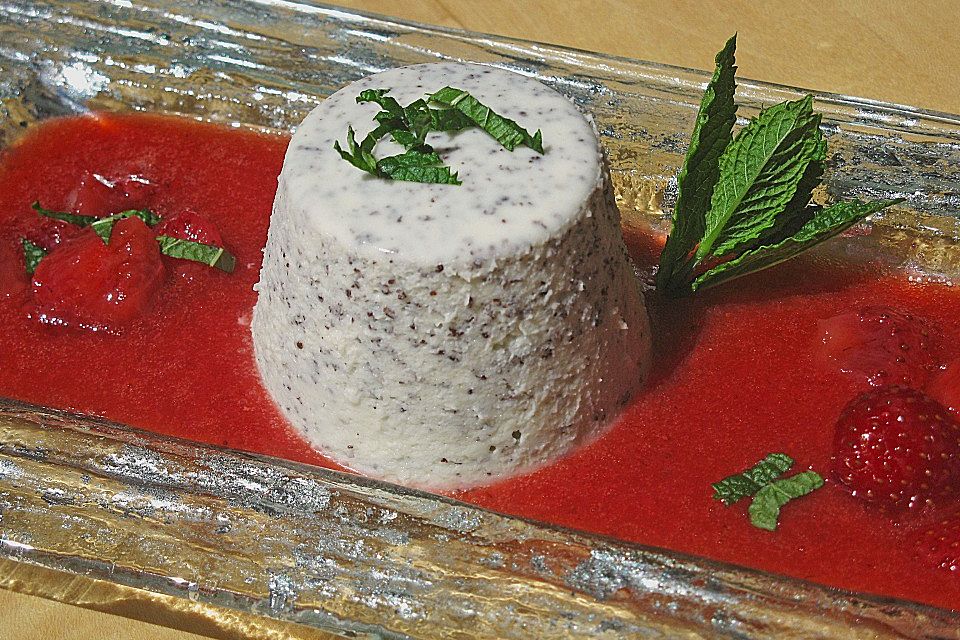 Mohn - Panna Cotta mit Erdbeersauce