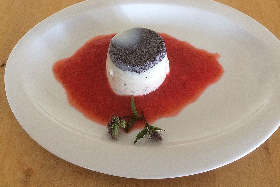 Mohn - Panna Cotta mit Erdbeersauce