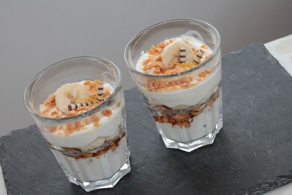 Quarkdessert mit Amarettini und Banane