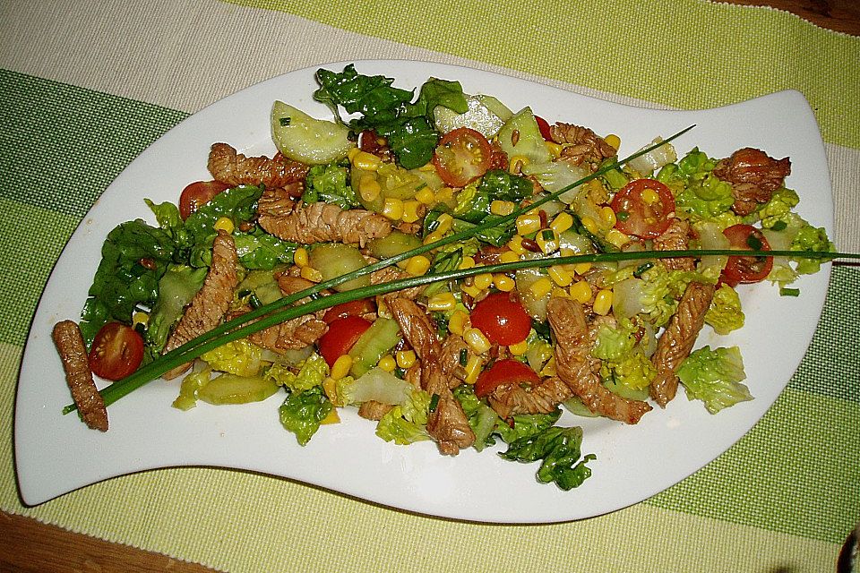 Putensalat mit Tomaten, Gurken, Mais und Sonnenblumenkernen