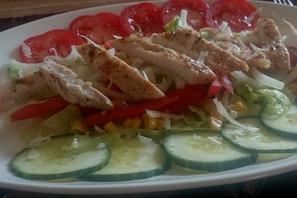 Putensalat mit Tomaten, Gurken, Mais und Sonnenblumenkernen