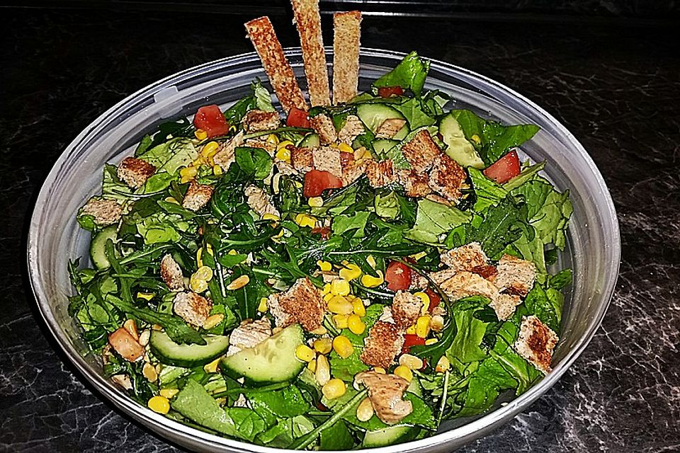 Putensalat mit Tomaten, Gurken, Mais und Sonnenblumenkernen