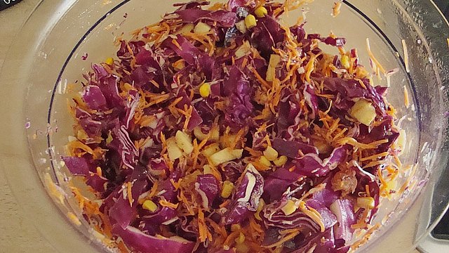 Fruchtiger Rotkohl - Möhren - Salat von sandra-ko Fruchtiger Rotkohl - Möhren - Salat von sandra-ko