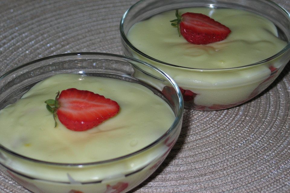 Vanillepudding mit Erdbeeren und Zwieback