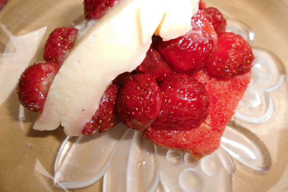 Vanillepudding mit Erdbeeren und Zwieback