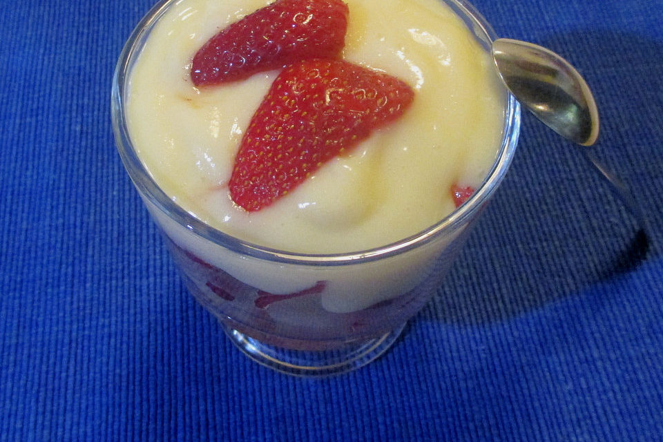 Vanillepudding mit Erdbeeren und Zwieback