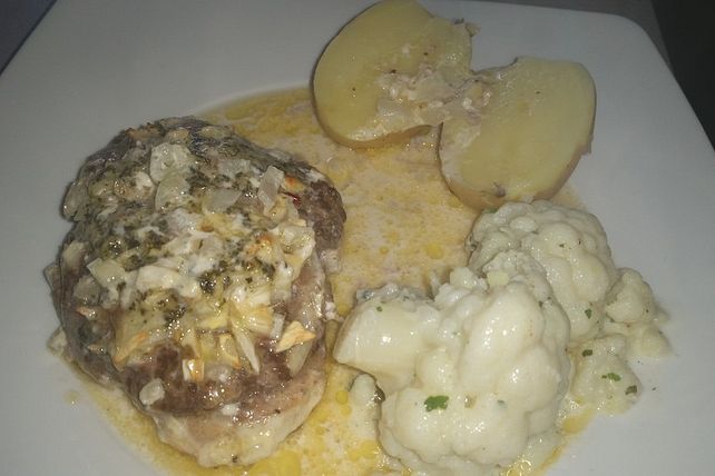 Schnitzel mit Hackfleisch - Zwiebel - Häubchen in Sahnesoße von clint ...