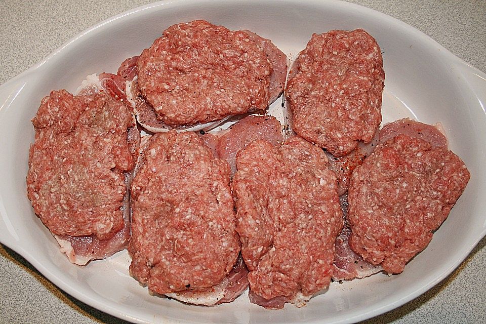 Schnitzel mit Hackfleisch - Zwiebel - Häubchen in Sahnesoße