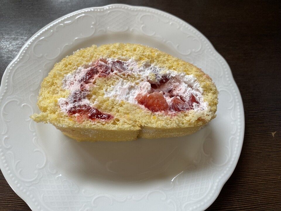 Biskuit - Roulade mit Erdbeer - Sahne - Füllung von Naschkatze2106 ...