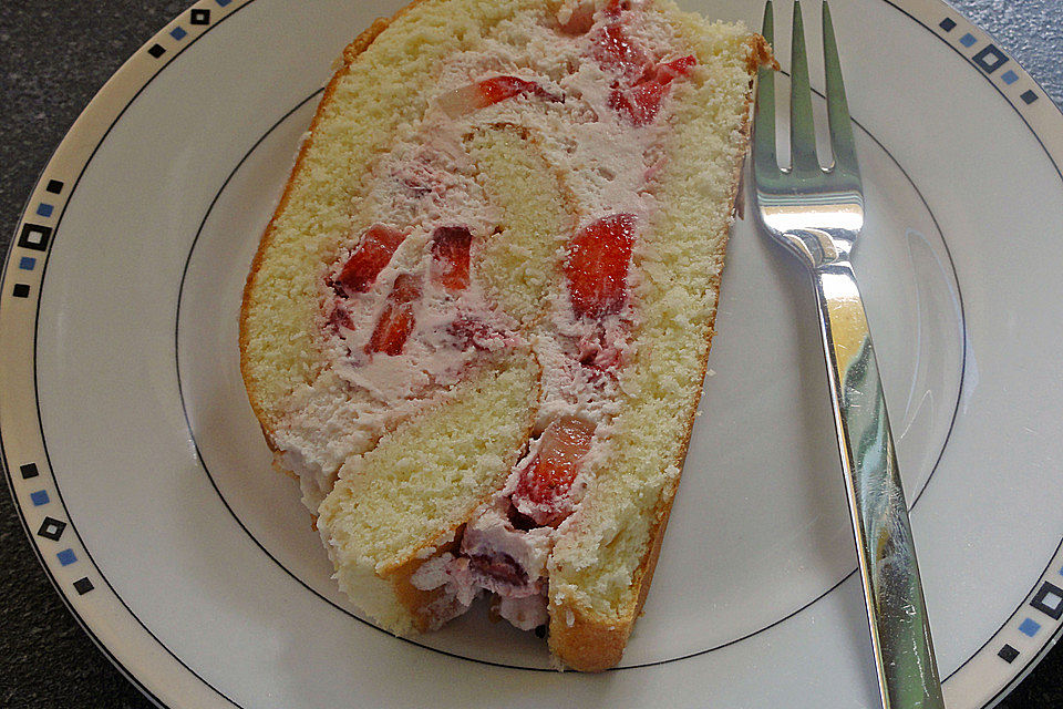 Biskuit - Roulade mit Erdbeer - Sahne - Füllung