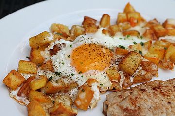 Bratkartoffeln mit Ei und Käse