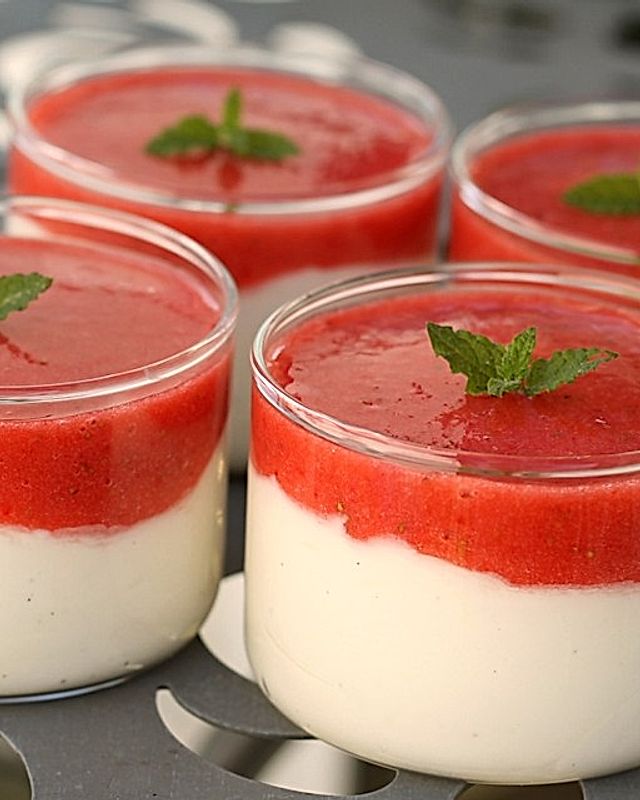 Joghurtmousse mit Erdbeerpüree
