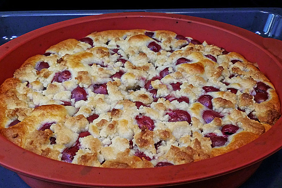 Kirschkuchen mit Honig-Nuss-Streuseln