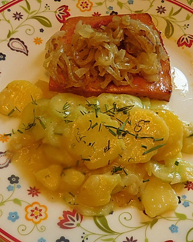 Lauwarmer Kartoffel- Gurkensalat