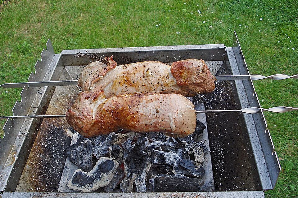 Gegrilltes Schweinefilet mit Knoblauch und Schinken