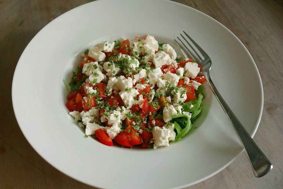 Leichter Rucola - Tomaten - Feta Salat mit Balsamico Dressing