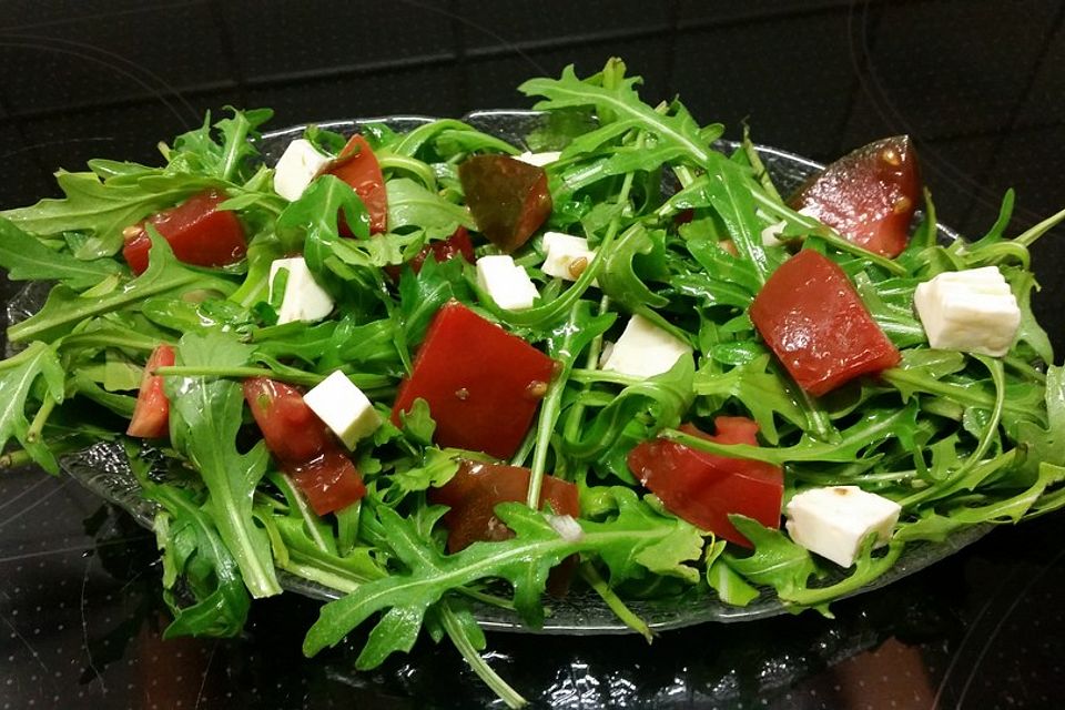 Leichter Rucola - Tomaten - Feta Salat mit Balsamico Dressing