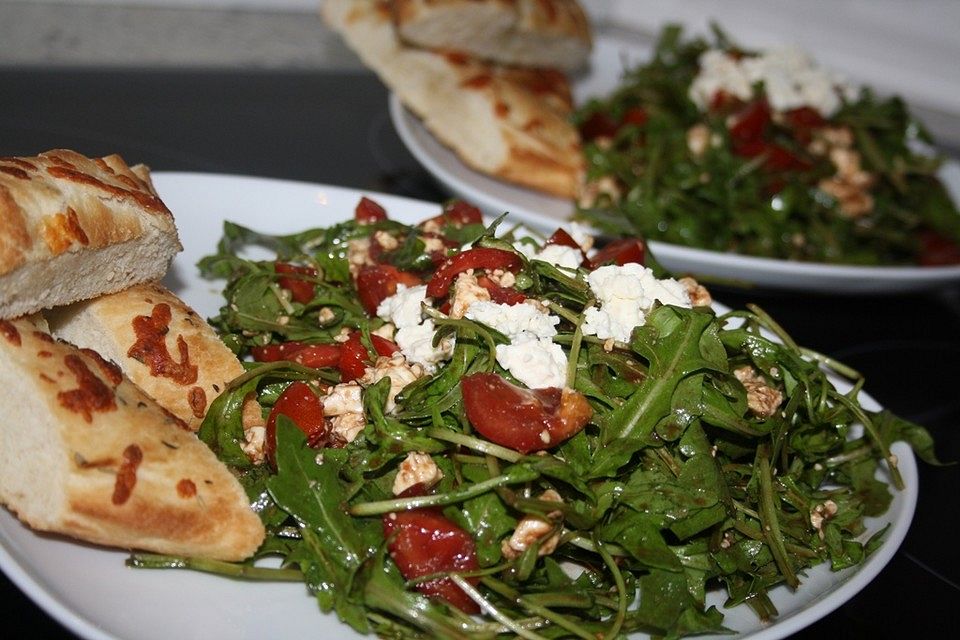 Leichter Rucola - Tomaten - Feta Salat mit Balsamico Dressing