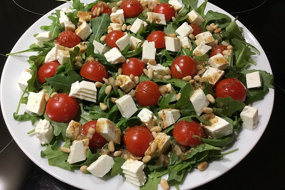 Leichter Rucola - Tomaten - Feta Salat mit Balsamico Dressing