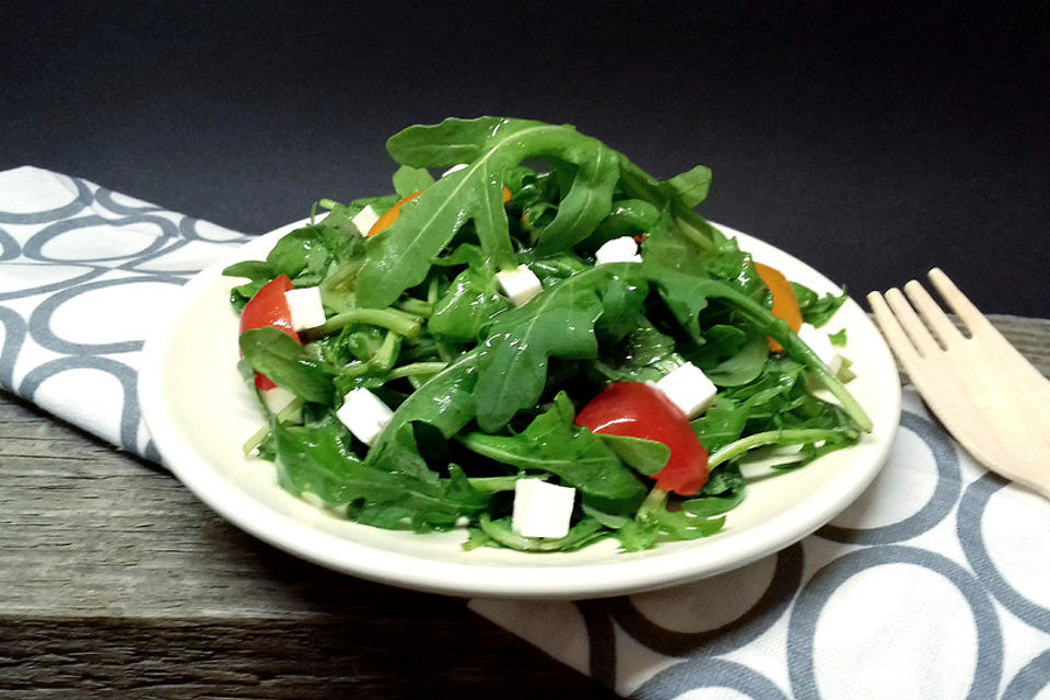 Leichter Rucola - Tomaten - Feta Salat mit Balsamico Dressing