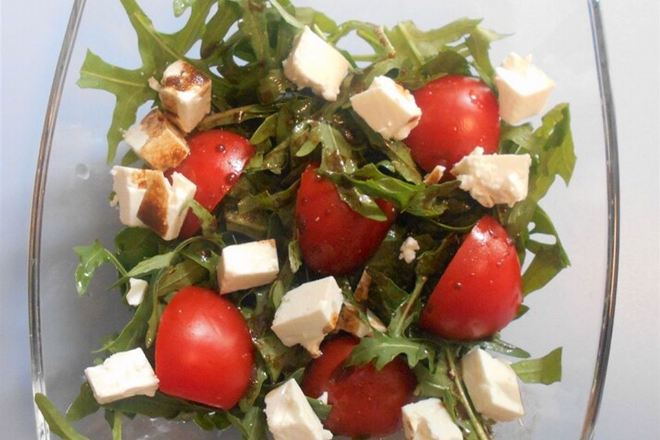 Leichter Rucola - Tomaten - Feta Salat mit Balsamico Dressing