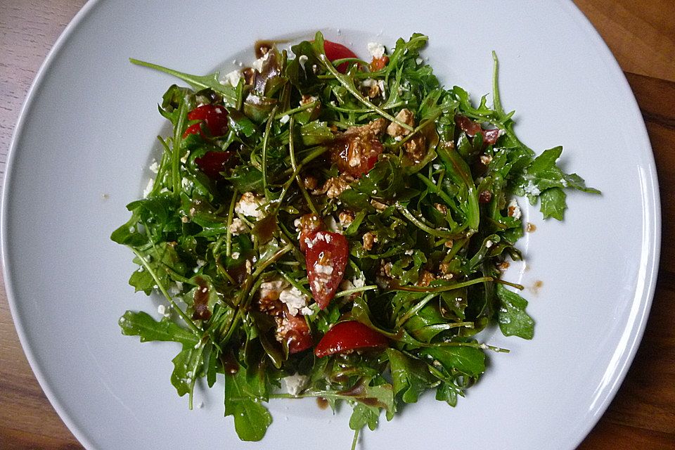 Leichter Rucola - Tomaten - Feta Salat mit Balsamico Dressing