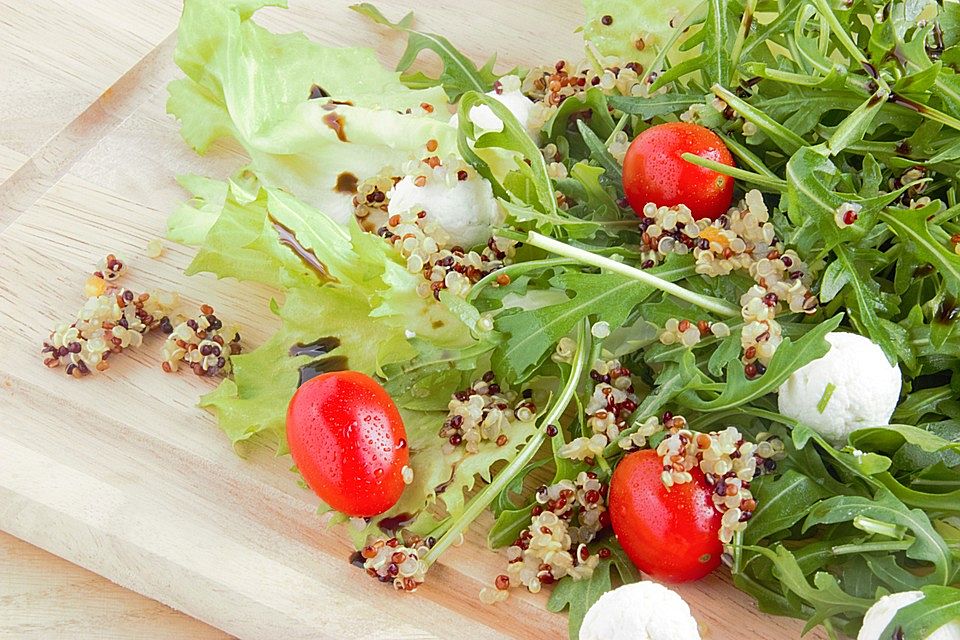 Leichter Rucola - Tomaten - Feta Salat mit Balsamico Dressing