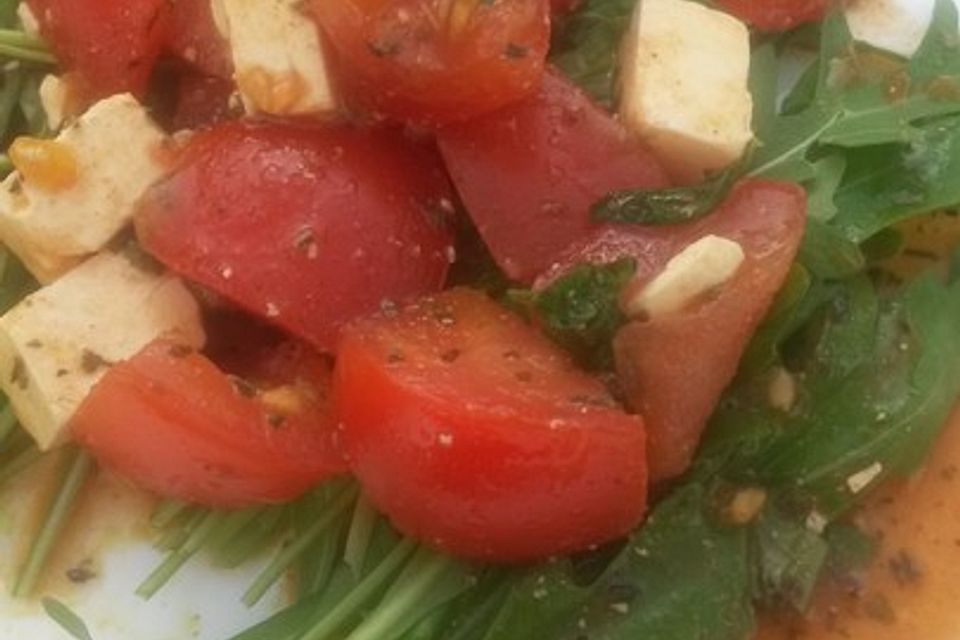 Leichter Rucola - Tomaten - Feta Salat mit Balsamico Dressing