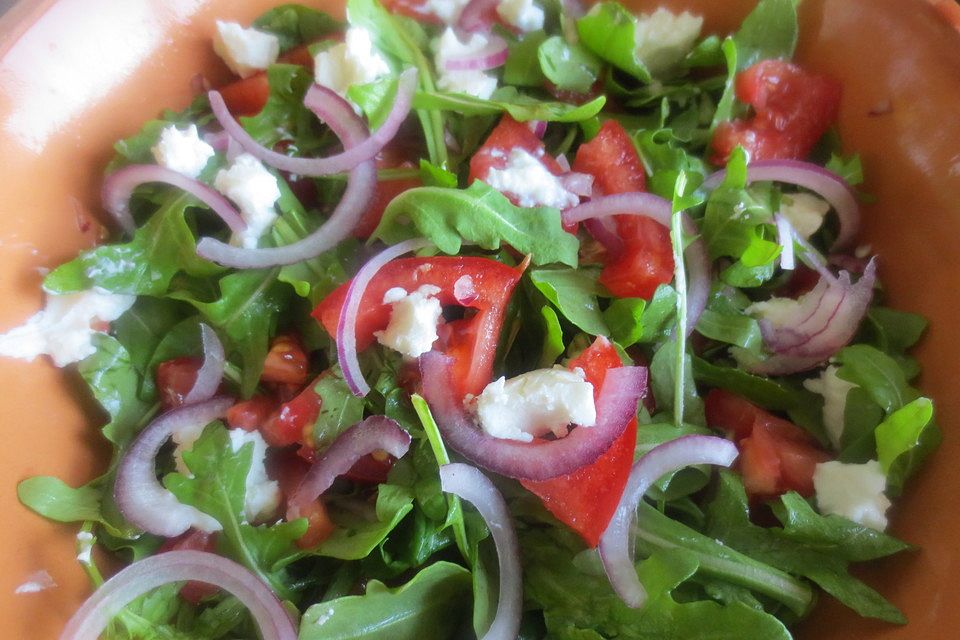 Leichter Rucola - Tomaten - Feta Salat mit Balsamico Dressing