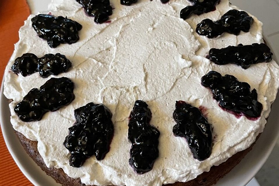 Nuss - Schoko - Kuchen mit Preiselbeeren