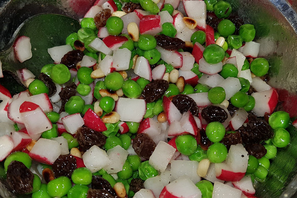 Radieschen - Erbsensalat mit Rosinen