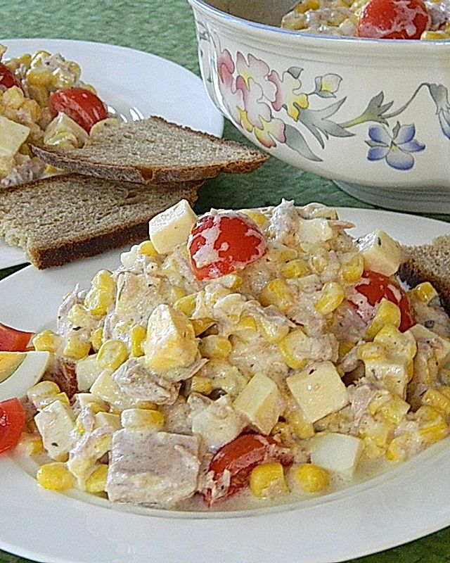 Thunfischsalat mit Mais, Tomaten und Ei