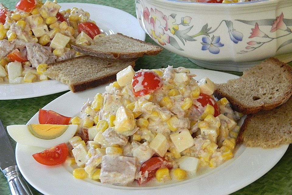 Thunfischsalat mit Mais, Tomaten und Ei