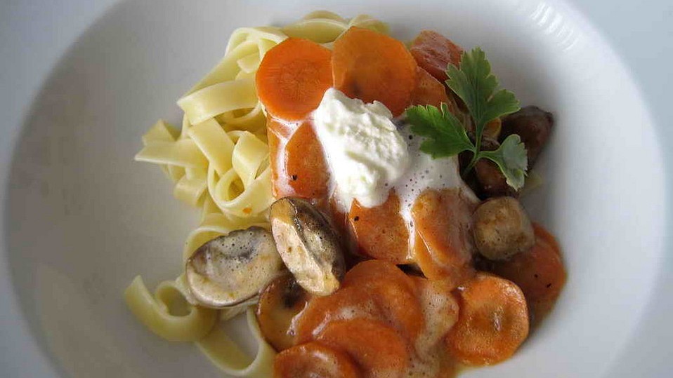 Bandnudeln mit Pilzen und Möhren