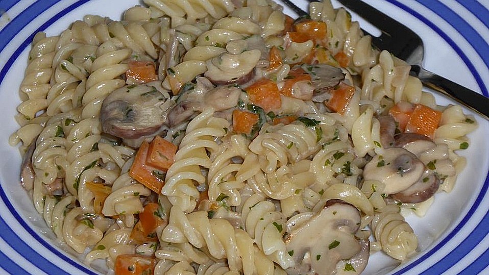 Bandnudeln mit Pilzen und Möhren