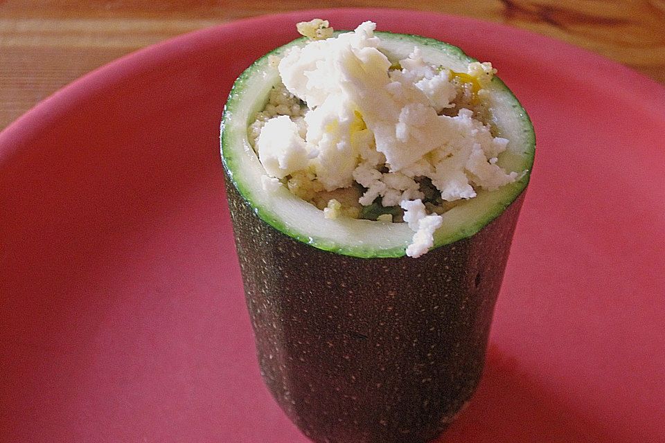 Gefüllte Zucchini mit Hähnchen und Feta - Käse