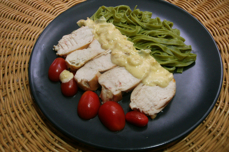 Gebratene Hähnchenbrust in Knoblauch - Sahne - Sauce auf Tagliatelle