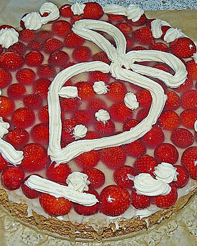 Biskuit mit Cremefüllung und Erdbeeren