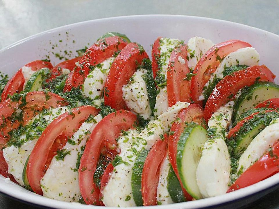 Tomaten Mozarella Gurken Salat Von Roughgirl Chefkoch