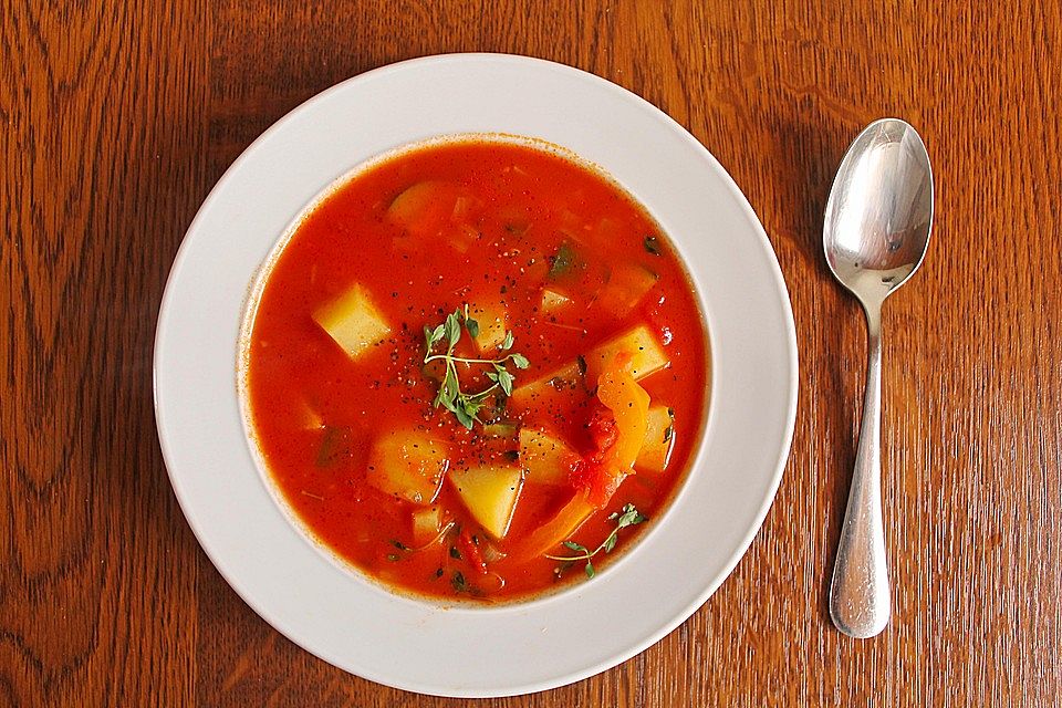 Sommerlicher Eintopf mit Zucchini und Tomate