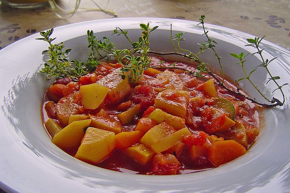 Sommerlicher Eintopf mit Zucchini und Tomate