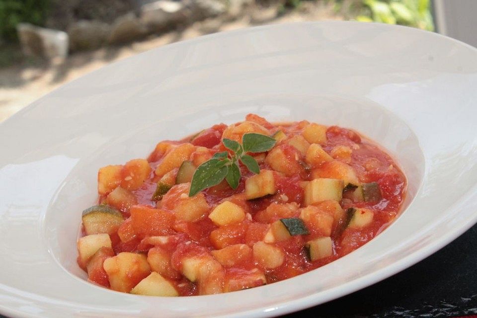 Sommerlicher Eintopf mit Zucchini und Tomate