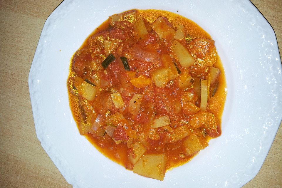 Sommerlicher Eintopf mit Zucchini und Tomate