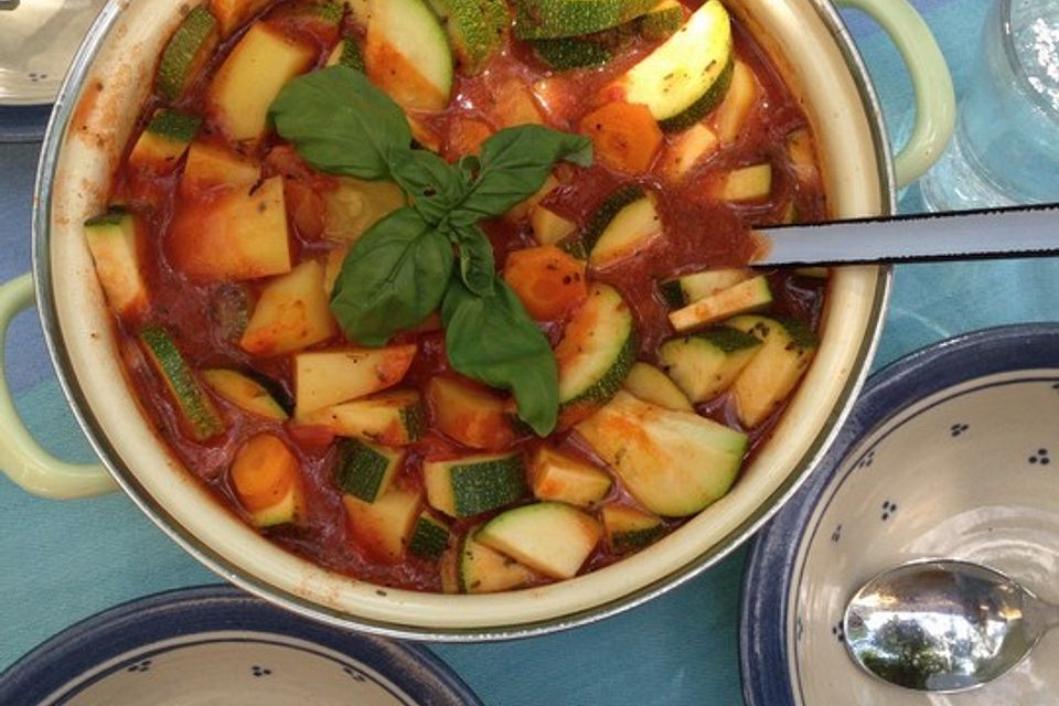 Sommerlicher Eintopf mit Zucchini und Tomate